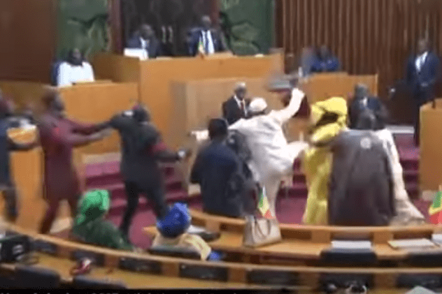 Doi parlamentari din Senegal au fost condamnați la închisoare, după ce au lovit în burtă o colegă însărcinată, în timpul unei dezbateri în plen