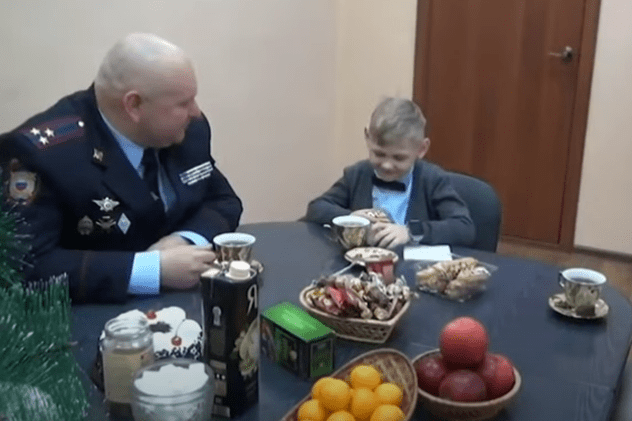 „Când cresc mare, mă fac soldat”. Un copil de 6 ani care și-a pierdut tatăl în război a primit cadou un smartwatch și o mașină de poliție de jucărie, reportaj la televiziunea de stat din Rusia