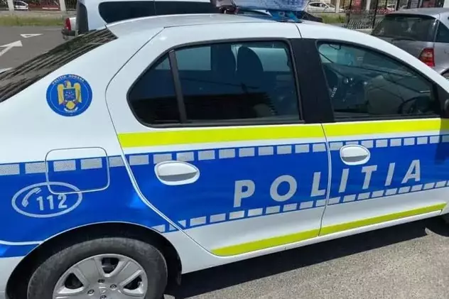 Un copil de 12 ani a furat o mașină și a condus-o prin Sibiu. A fost urmărit de poliție până a acroșat o mașină parcată