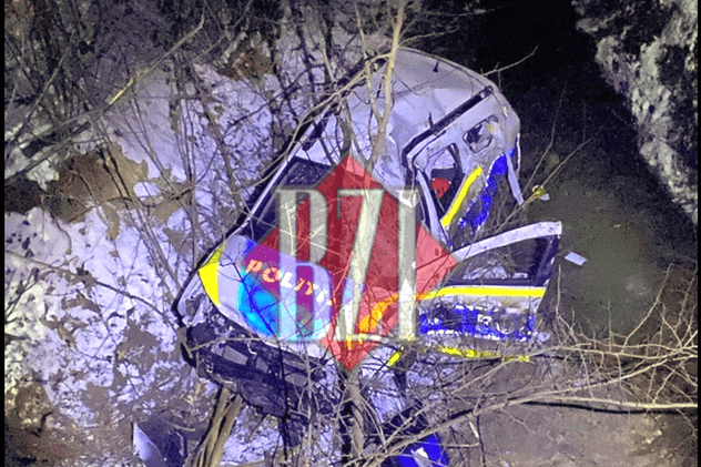 Duster-ul în care se aflau cei doi poliţişti implicaţi în accidentul rutier, răsturnat în râul Bahlui, județul Iași. Foto: bzi.ro