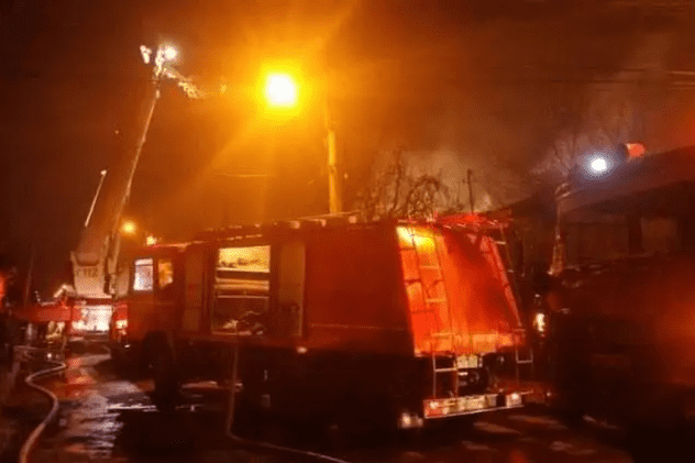 Zeci de locatari dintr-un bloc din Pitești au fost evacuați, după ce s-a simțit miros de gaz. O persoană a fost găsită semiconștientă