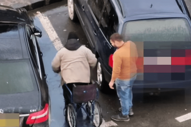 Cazul unui bărbat care se ridică din scaunul cu rotile și merge, după ce a fost la cerșit în Brașov, semnalat de un polițist: „Mâna întinsă nu primește ajutor”