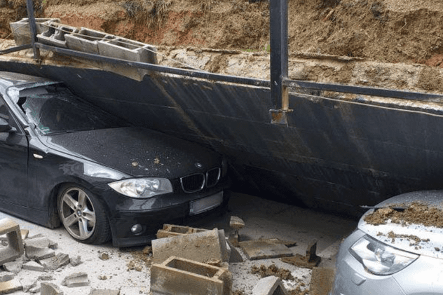 Un zid s-a prăbușit în Cluj-Napoca și a distrus șase mașini. Poliția a deschis o anchetă