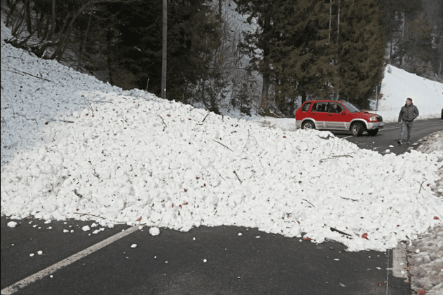 Drum blocat de avalanșă în Bistrița-Năsăud. Intervin mai multe echipaje