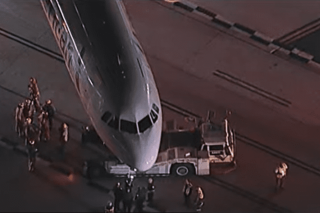 Patru persoane au ajuns la spital după ce un avion a lovit un autobuz pe aeroportul din Los Angeles
