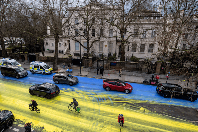 Un steag uriaș al Ucrainei, pictat de activiști pe drumul din fața Ambasadei Rusiei la Londra. Ce mesaj i-au transmis lui Putin