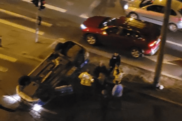 O mașină de poliție aflată în misiune s-a răsturnat într-o intersecție din București, după ce a fost lovită