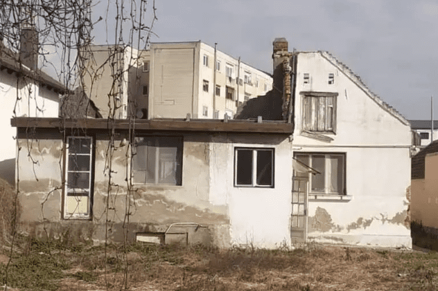 Hoții au furat acoperișul unei case din centrul municipiului Alba Iulia, cu tot cu grinzi