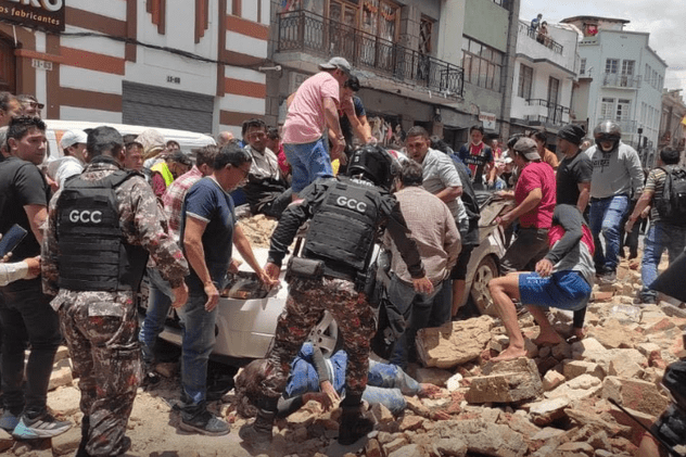 Cel puțin un mort în Cuenca, după ce o clădire s-a prăbușit peste o mașină, în urma cutremurului cu magnitudinea de 6,5 din largul coastelor Ecuadorului