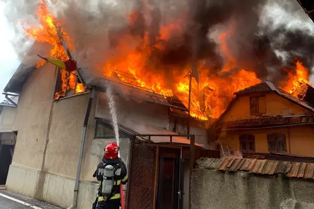 Incendiu puternic la o casă din Brașov. Proprietarul locuinței, mușcat de propriul câine, care s-a speriat de flăcări
