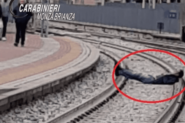 Un marocan beat a blocat circulația trenurilor, după ce s-a culcat pe șinele de cale ferată, în Italia: „Eram obosit, am adormit”