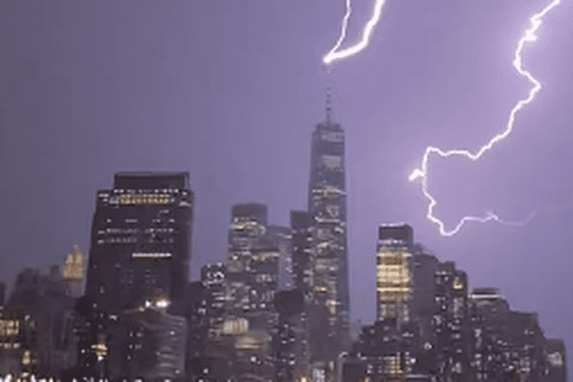 Momentul în care un fulger lovește One World Trade Center din New York, cea mai înaltă clădire din SUA - VIDEO