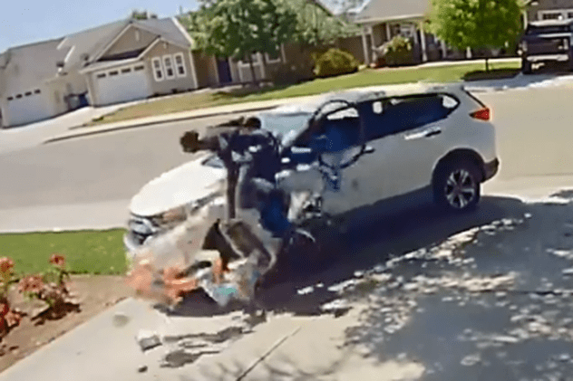 „Cine te crezi de îți permiți să mă furi pe mine?”. Șefa unui magazin dă cu mașina peste un hoț pe bicicletă, care tocmai o jefuise, în California