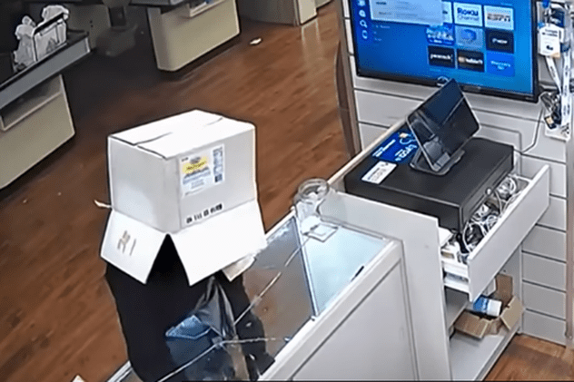 Un hoț a jefuit un magazin de telefoane mobile, în SUA, cu o cutie de carton pe cap. Momentul de neatenție care l-a trădat