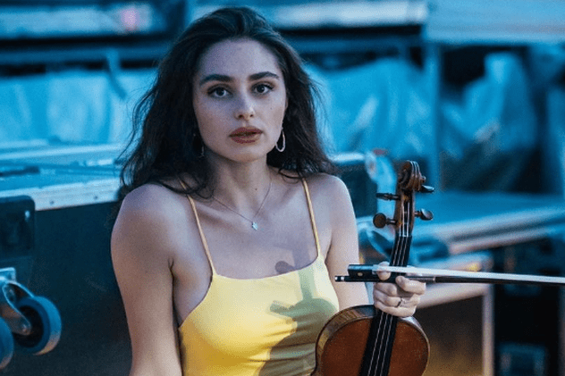 O violonistă din Franța, criticată pentru pozele în costum de baie de pe Instagram: „Muzica clasică este și pentru tineri”