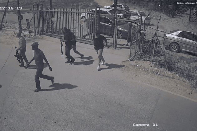 Momentul în care 10 camioane cu teroriști Hamas descind în sudul Israelului, în ziua asaltului. Li se alătură palestinieni înarmați, care încep să jefuiască | VIDEO