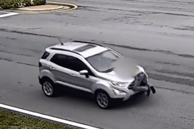O șoferită a lovit un bărbat și a fugit cu el pe capotă peste 3 kilometri, cu 80 km/ h, până a prins-o poliția și a încătușat-o, în SUA