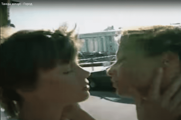 Un post TV deținut de Gazprom a fost amendat pentru „propagandă LGBT" din cauză că a difuzat un clip din anii '90 cu un sărut între două femei | VIDEO