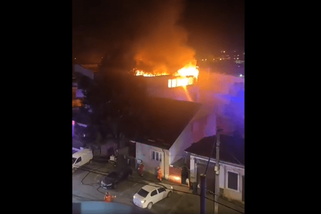Incendiu puternic la un restaurant din Pitești. Zeci de oameni au fost evacuați | VIDEO