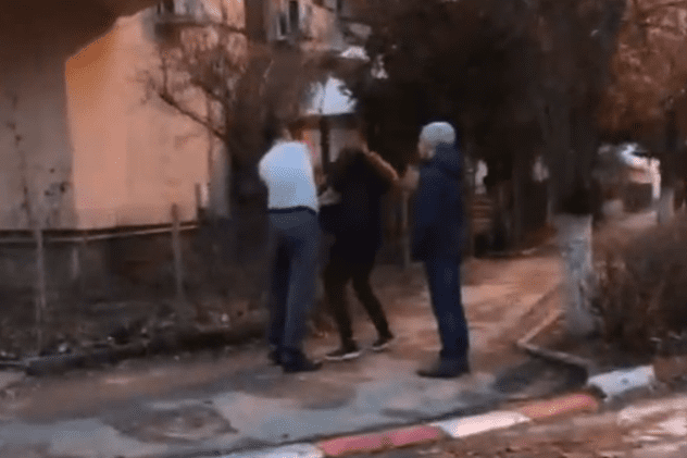 Un polițist aflat în timpul liber, filmat când lovește un tânăr în Alexandria. Anchetă internă la IPJ Teleorman | VIDEO