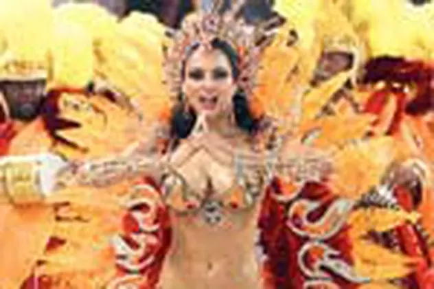 Danseaza aproape goale la carnavalul de la Rio