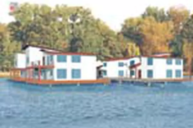 Pe Snagov 'rasar' case plutitoare!
