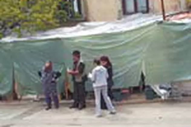 6 familii traiesc in corturi, pe strada