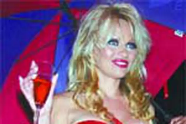 Pamela Anderson a realizat spagatul in direct la televizor