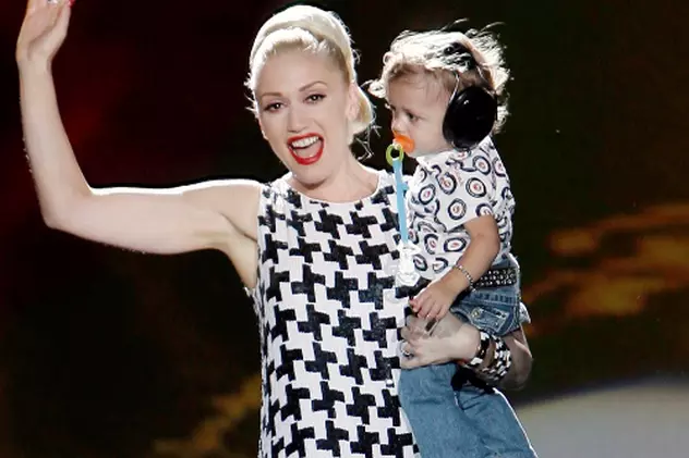 Gwen Stefani îşi hrăneşte copilul cu o linguriţă de 4000 de dolari