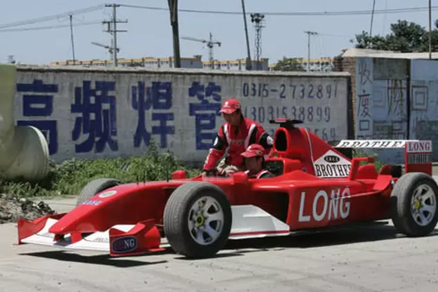 Maşină de Formula 1, construită din tigăi şi uşi