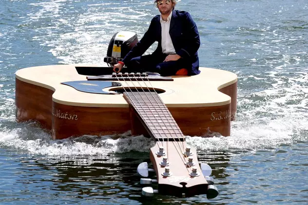 Si-a făcut barcă in formă de chitară