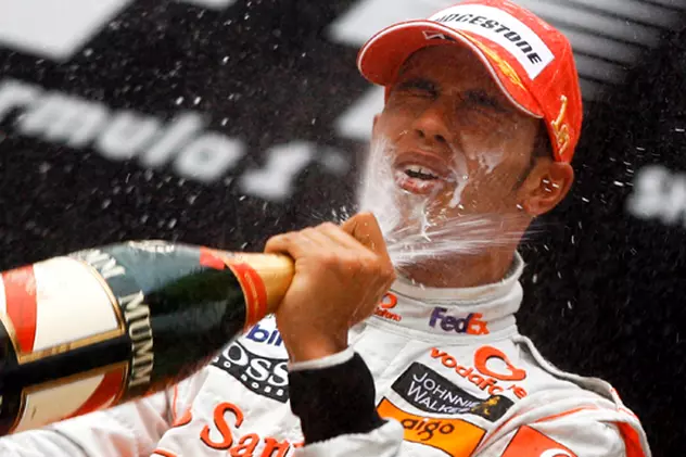 Hamilton a destupat şampania în China