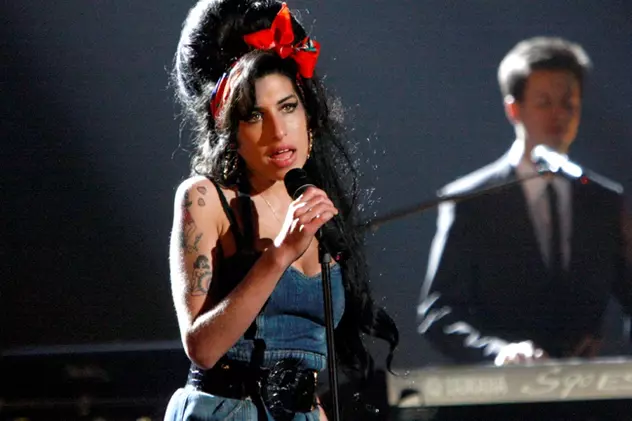 Amy Winehouse divorţează de pe patul de spital