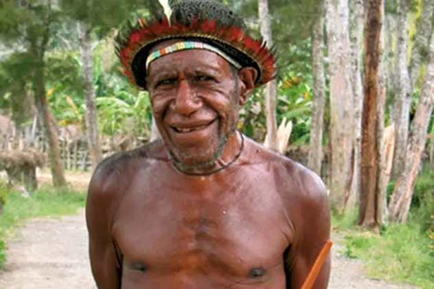 Papuaşii rămân fără teacă la penisuri