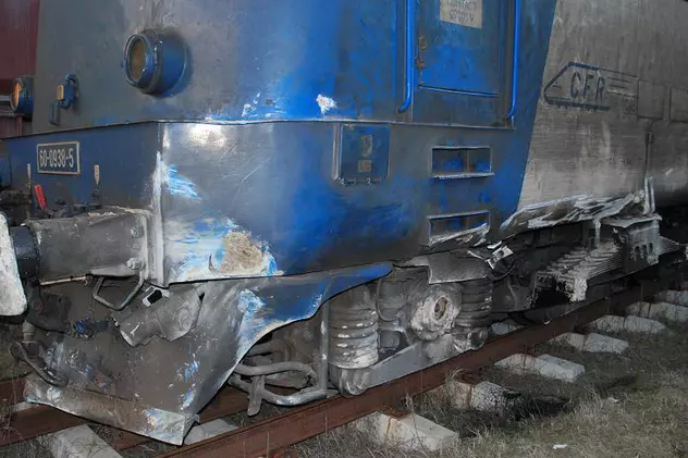 Locomotiva lovită în urma unor caderi de stâncă pe Valea Oltului