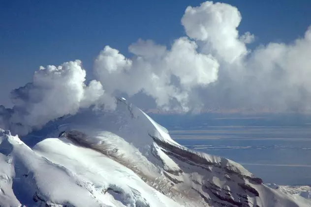 Unul dintre cei mai mari vulcani din Alaska a început să erupă