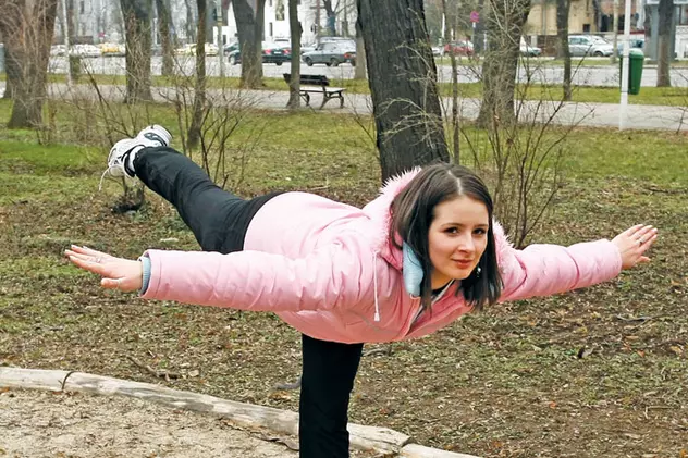Ieşi la gimnastică în parc