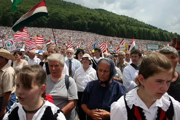Zeci de mii de credincioşi la slujba de Rusalii, pe muntele Şumuleul Mic