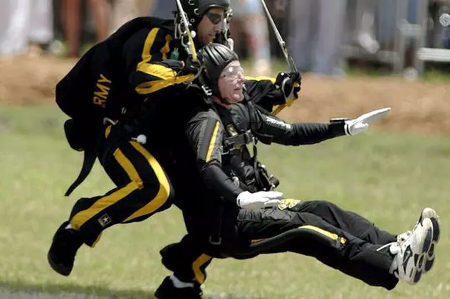 George Bush senior şi-a oferit la a 85-a aniversare un salt cu paraşuta