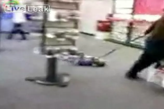 VIDEO / Şi-a legat copilul de gât şi l-a târât prin magazin 