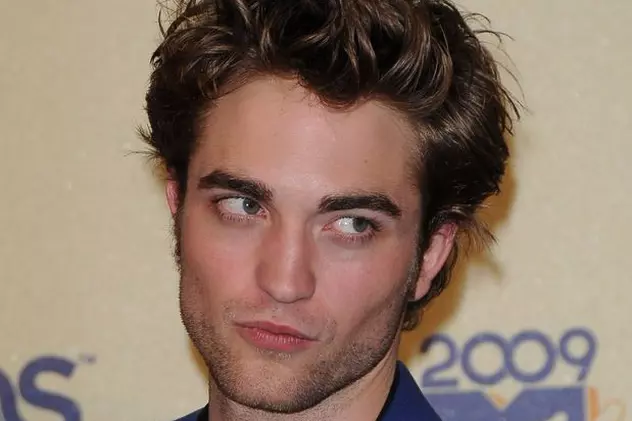 Robert Pattinson acuză Twitter că i-a distrus viaţa