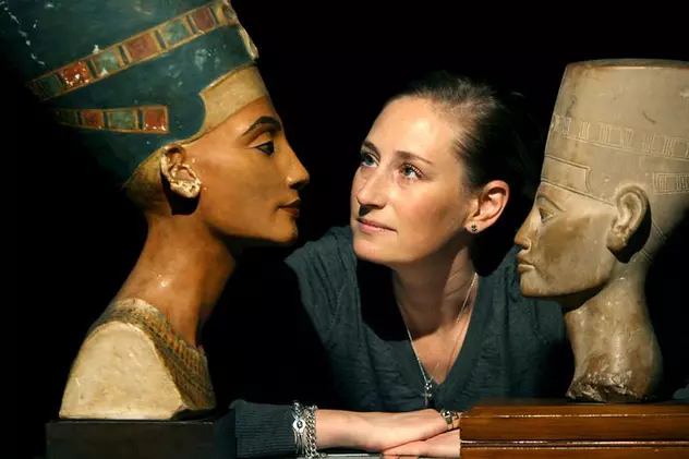 200.000 $ pe 51 de operaţii estetice să arate ca Nefertiti