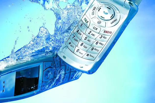 Telefonul care a căzut în apă poate fi uscat cu aspiratorul