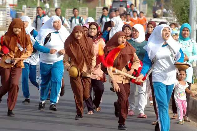 Femeile din Aceh au interzis la blugi şi pantaloni mulaţi