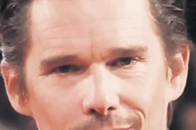 Ethan Hawke se plimbă prin Bucureşti cu un Maserati de 140.000 €