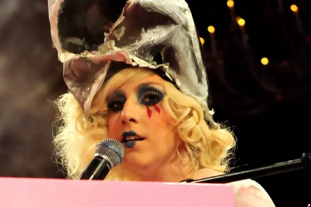 Lady GaGa a vrut miei şi mii de fluturi pe scena de la “The X Factor”