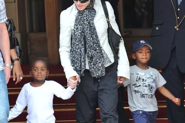 Băiatul Madonnei se îmbracă pe furiş cu hainele mamei sale
