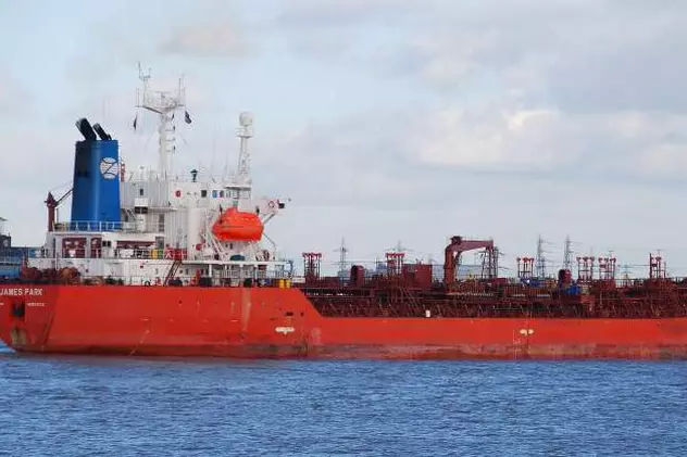 Cargou britanic cu români la bord, capturat de piraţii somalezi