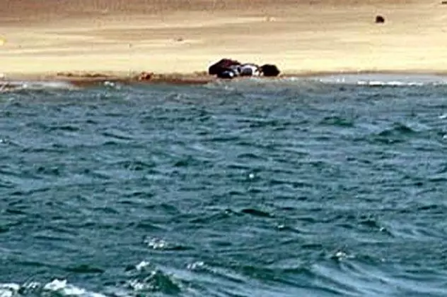Doi tineri pescari, daţi dispăruţi după ce barca lor s-a scufundat