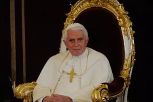 Papa îi îndeamnă pe preoţi să scrie pe bloguri